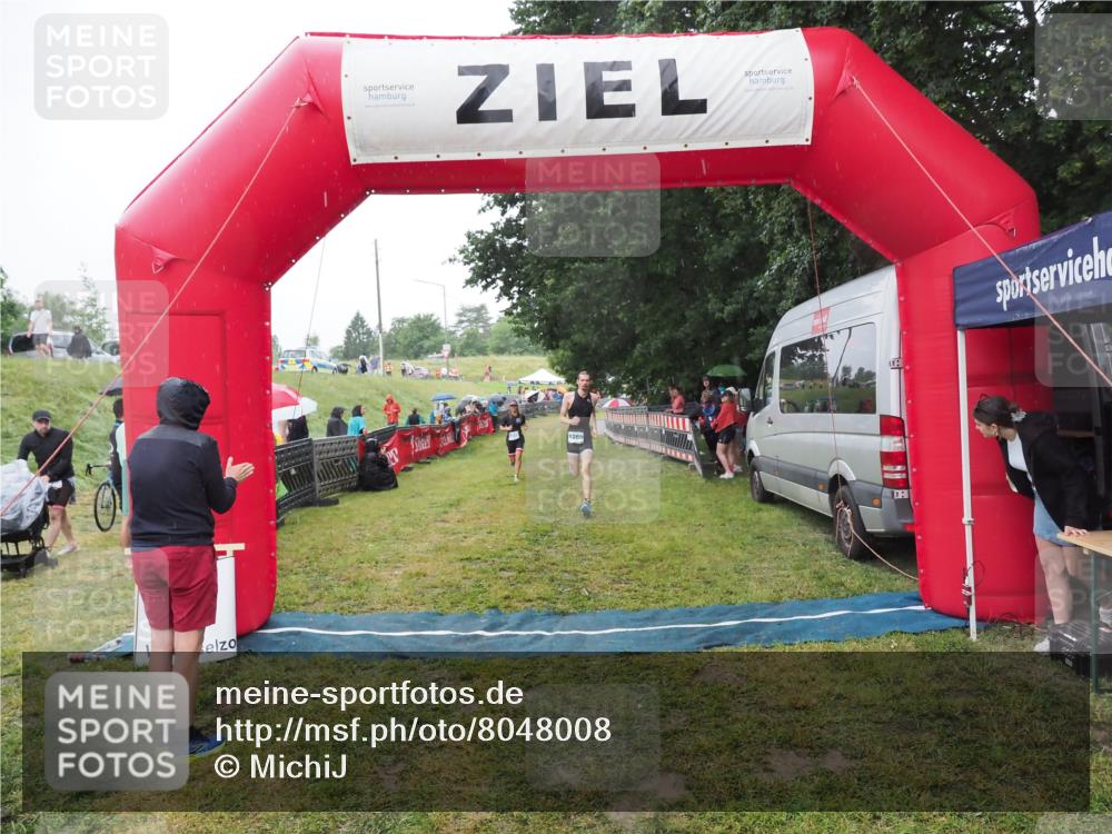 21.06.2025 - 27. Vierlanden-Triathlon MichiJ http://msf.ph/oto/8048008 15.06.2026 14:17:16 Ziel 1218, 1269 meine-sportfotos.de