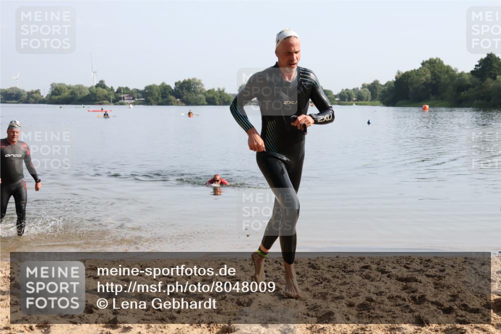 15.06.2025 - 27. Vierlanden-Triathlon Lena Gebhardt http://msf.ph/oto/8048009 15.06.2025 08:58:05 Schwimmen 151, 157 meine-sportfotos.de