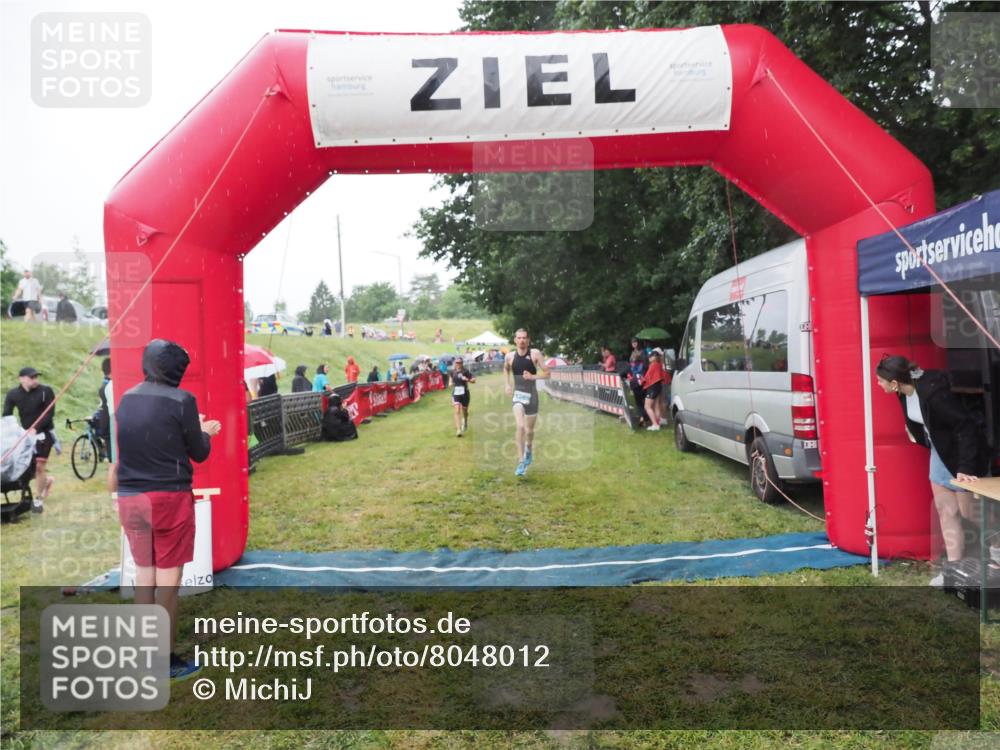 21.06.2025 - 27. Vierlanden-Triathlon MichiJ http://msf.ph/oto/8048012 15.06.2026 14:17:17 Ziel 1218, 1269 meine-sportfotos.de
