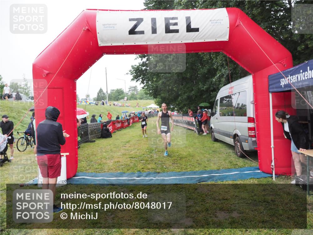 21.06.2025 - 27. Vierlanden-Triathlon MichiJ http://msf.ph/oto/8048017 15.06.2026 14:17:17 Ziel 1218, 1269 meine-sportfotos.de