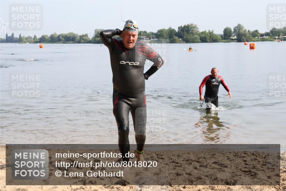 15.06.2025 - 27. Vierlanden-Triathlon Lena Gebhardt http://msf.ph/oto/8048020 15.06.2025 08:58:09 Schwimmen 151, 157, 232 meine-sportfotos.de