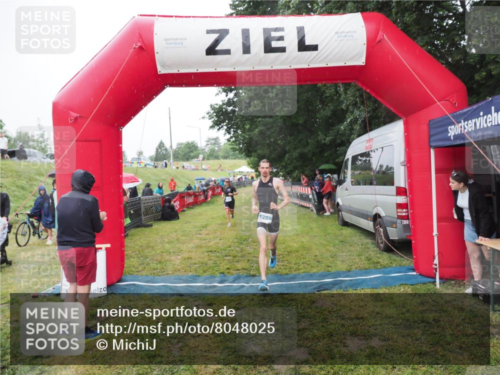 21.06.2025 - 27. Vierlanden-Triathlon MichiJ http://msf.ph/oto/8048025 15.06.2026 14:17:17 Ziel 1218, 1269 meine-sportfotos.de