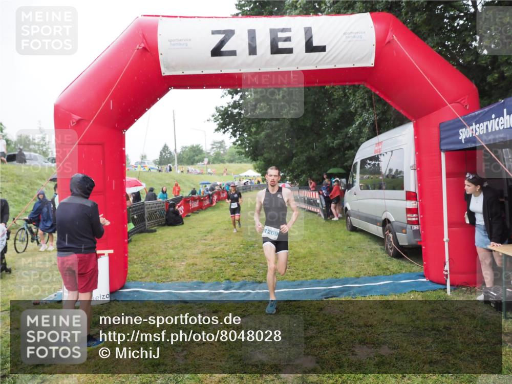 21.06.2025 - 27. Vierlanden-Triathlon MichiJ http://msf.ph/oto/8048028 15.06.2026 14:17:18 Ziel 1218, 1269 meine-sportfotos.de