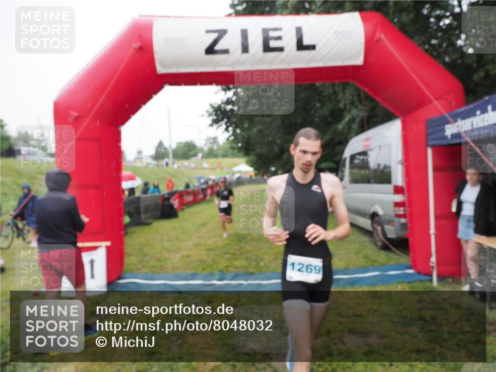 21.06.2025 - 27. Vierlanden-Triathlon MichiJ http://msf.ph/oto/8048032 15.06.2026 14:17:18 Ziel 1218, 1269 meine-sportfotos.de