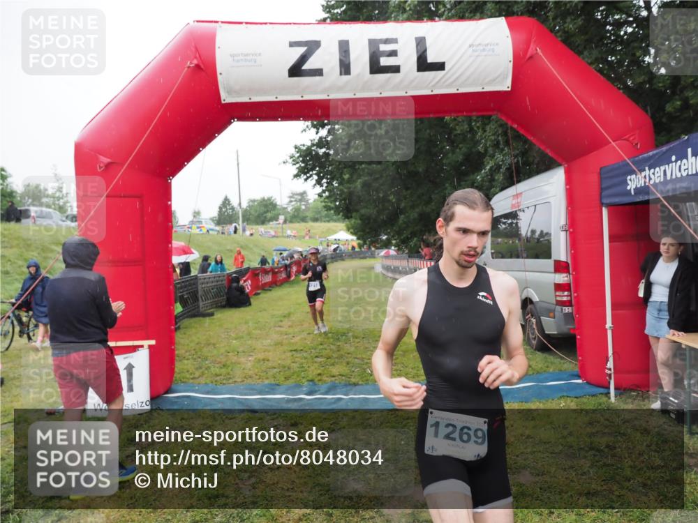 21.06.2025 - 27. Vierlanden-Triathlon MichiJ http://msf.ph/oto/8048034 15.06.2026 14:17:18 Ziel 1218, 1269 meine-sportfotos.de