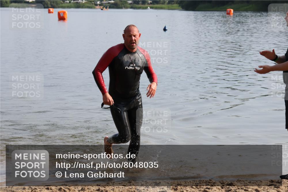 15.06.2025 - 27. Vierlanden-Triathlon Lena Gebhardt http://msf.ph/oto/8048035 15.06.2025 08:58:13 Schwimmen 151, 157, 232 meine-sportfotos.de