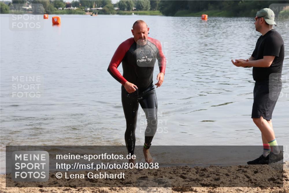 15.06.2025 - 27. Vierlanden-Triathlon Lena Gebhardt http://msf.ph/oto/8048038 15.06.2025 08:58:14 Schwimmen 151, 157, 232 meine-sportfotos.de