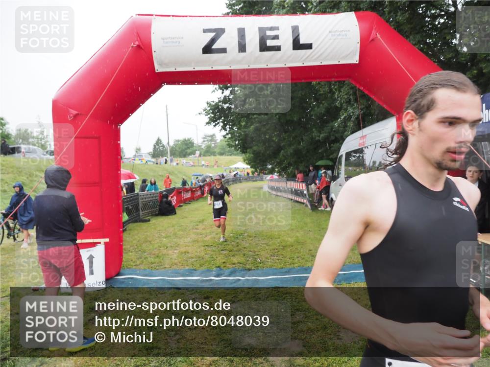 21.06.2025 - 27. Vierlanden-Triathlon MichiJ http://msf.ph/oto/8048039 15.06.2026 14:17:19 Ziel 1218, 1269 meine-sportfotos.de