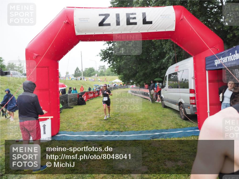 21.06.2025 - 27. Vierlanden-Triathlon MichiJ http://msf.ph/oto/8048041 15.06.2026 14:17:19 Ziel 1218, 1269 meine-sportfotos.de