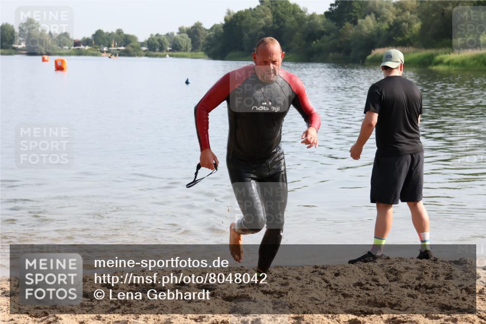 15.06.2025 - 27. Vierlanden-Triathlon Lena Gebhardt http://msf.ph/oto/8048042 15.06.2025 08:58:15 Schwimmen 151, 157, 232 meine-sportfotos.de