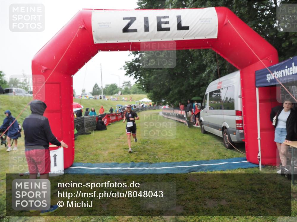 21.06.2025 - 27. Vierlanden-Triathlon MichiJ http://msf.ph/oto/8048043 15.06.2026 14:17:19 Ziel 1218, 1269 meine-sportfotos.de