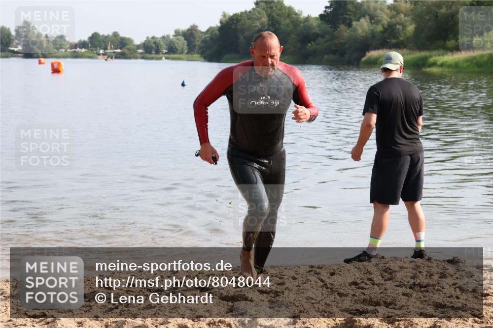 15.06.2025 - 27. Vierlanden-Triathlon Lena Gebhardt http://msf.ph/oto/8048044 15.06.2025 08:58:15 Schwimmen 151, 157, 232 meine-sportfotos.de