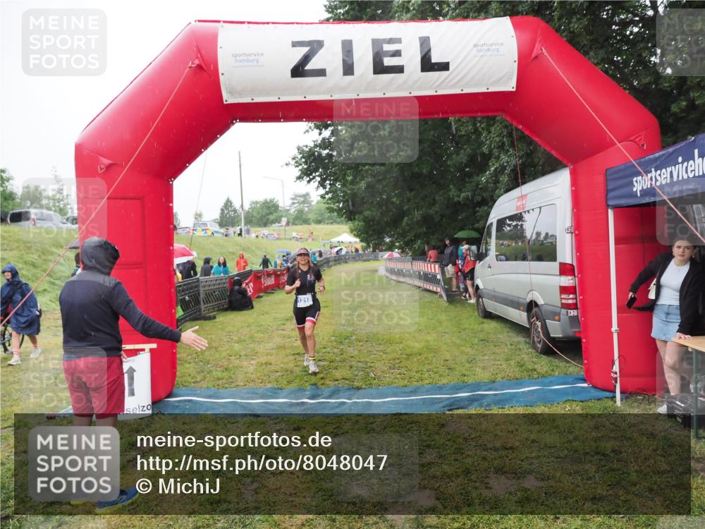 21.06.2025 - 27. Vierlanden-Triathlon MichiJ http://msf.ph/oto/8048047 15.06.2026 14:17:19 Ziel 1218, 1269 meine-sportfotos.de