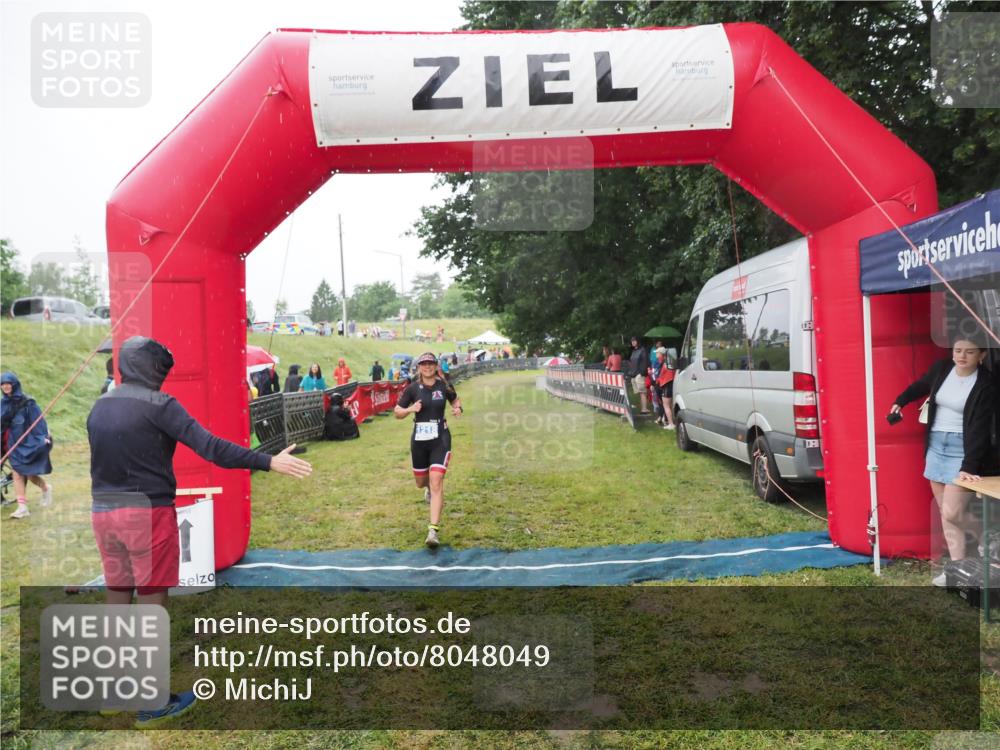 21.06.2025 - 27. Vierlanden-Triathlon MichiJ http://msf.ph/oto/8048049 15.06.2026 14:17:19 Ziel 1218, 1269 meine-sportfotos.de