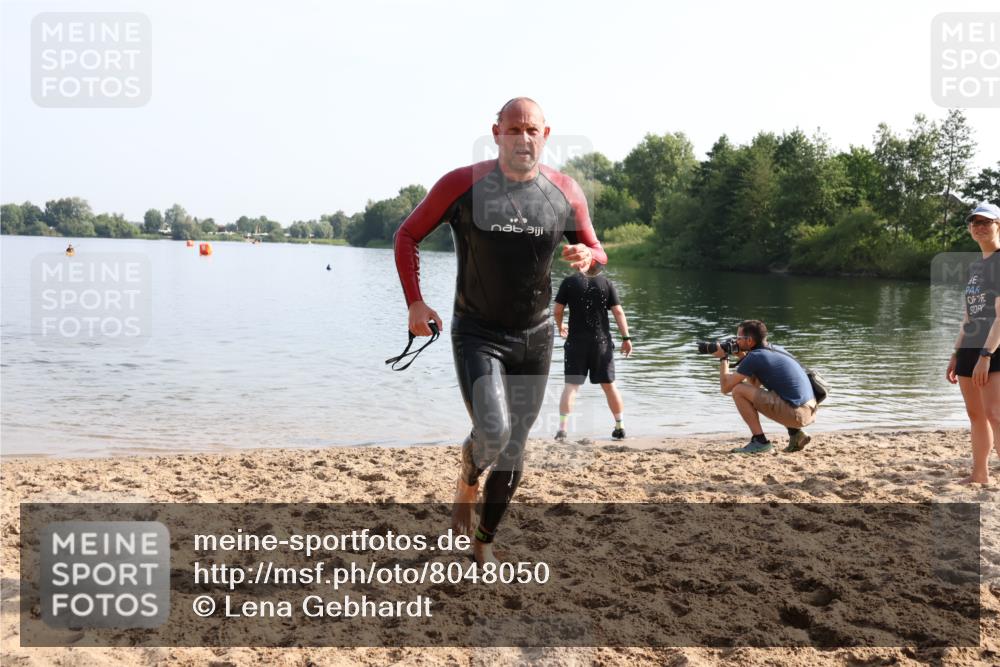 15.06.2025 - 27. Vierlanden-Triathlon Lena Gebhardt http://msf.ph/oto/8048050 15.06.2025 08:58:16 Schwimmen 151, 232 meine-sportfotos.de
