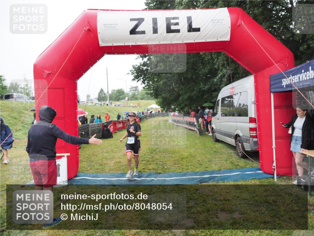 21.06.2025 - 27. Vierlanden-Triathlon MichiJ http://msf.ph/oto/8048054 15.06.2026 14:17:19 Ziel 1218, 1269 meine-sportfotos.de