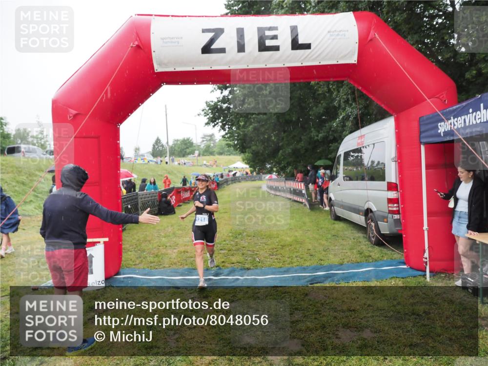 21.06.2025 - 27. Vierlanden-Triathlon MichiJ http://msf.ph/oto/8048056 15.06.2026 14:17:20 Ziel 1218, 1269 meine-sportfotos.de