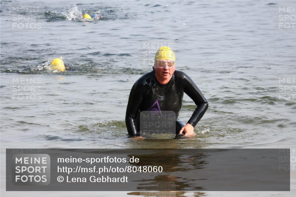 15.06.2025 - 27. Vierlanden-Triathlon Lena Gebhardt http://msf.ph/oto/8048060 15.06.2025 08:58:43 Schwimmen 208, 236 meine-sportfotos.de