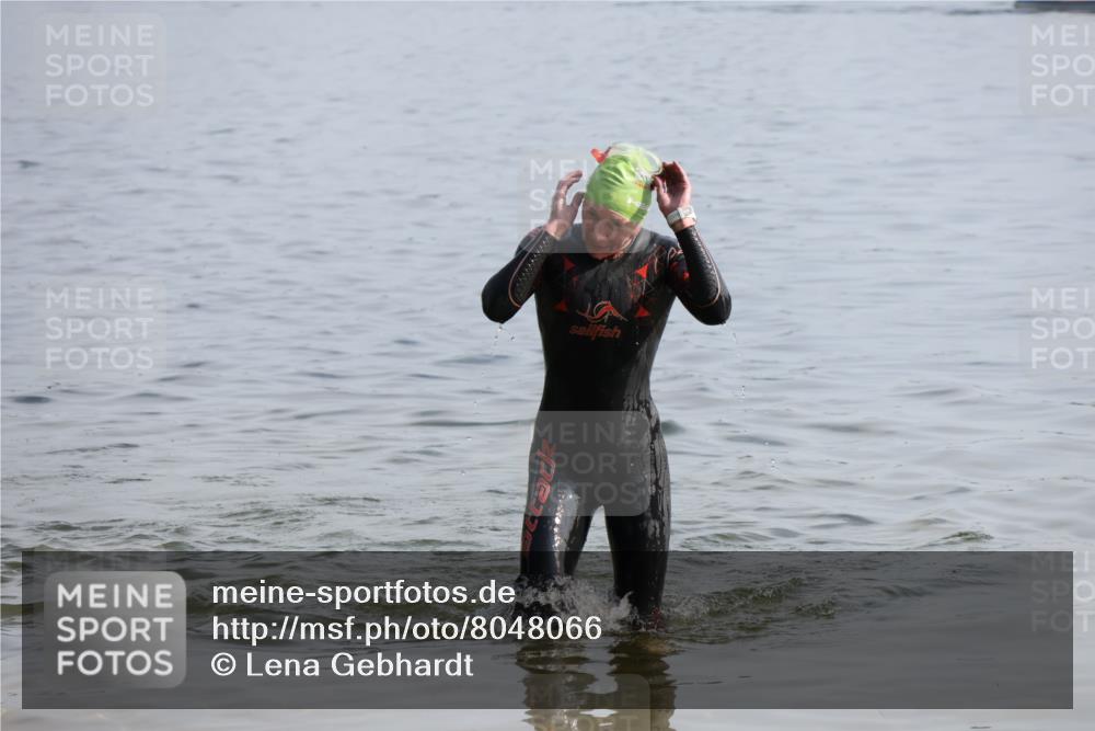 15.06.2025 - 27. Vierlanden-Triathlon Lena Gebhardt http://msf.ph/oto/8048066 15.06.2025 08:58:44 Schwimmen 208, 236 meine-sportfotos.de