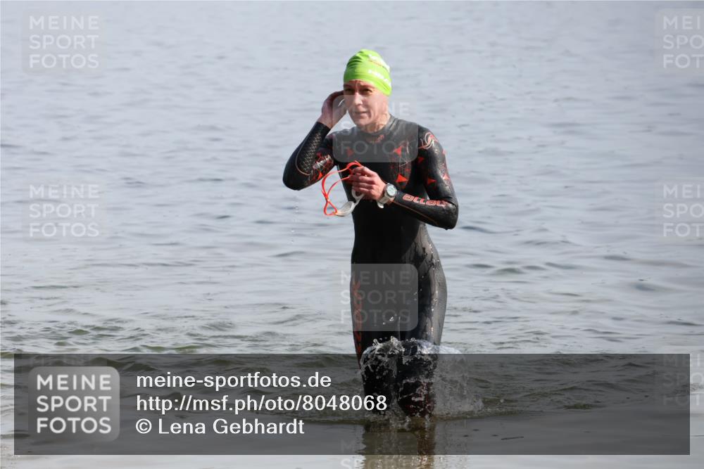 15.06.2025 - 27. Vierlanden-Triathlon Lena Gebhardt http://msf.ph/oto/8048068 15.06.2025 08:58:45 Schwimmen 208, 236 meine-sportfotos.de