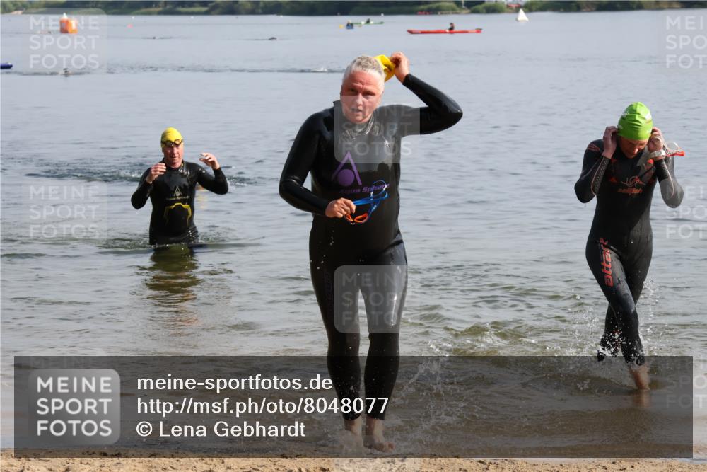 15.06.2025 - 27. Vierlanden-Triathlon Lena Gebhardt http://msf.ph/oto/8048077 15.06.2025 08:58:48 Schwimmen 208, 236 meine-sportfotos.de