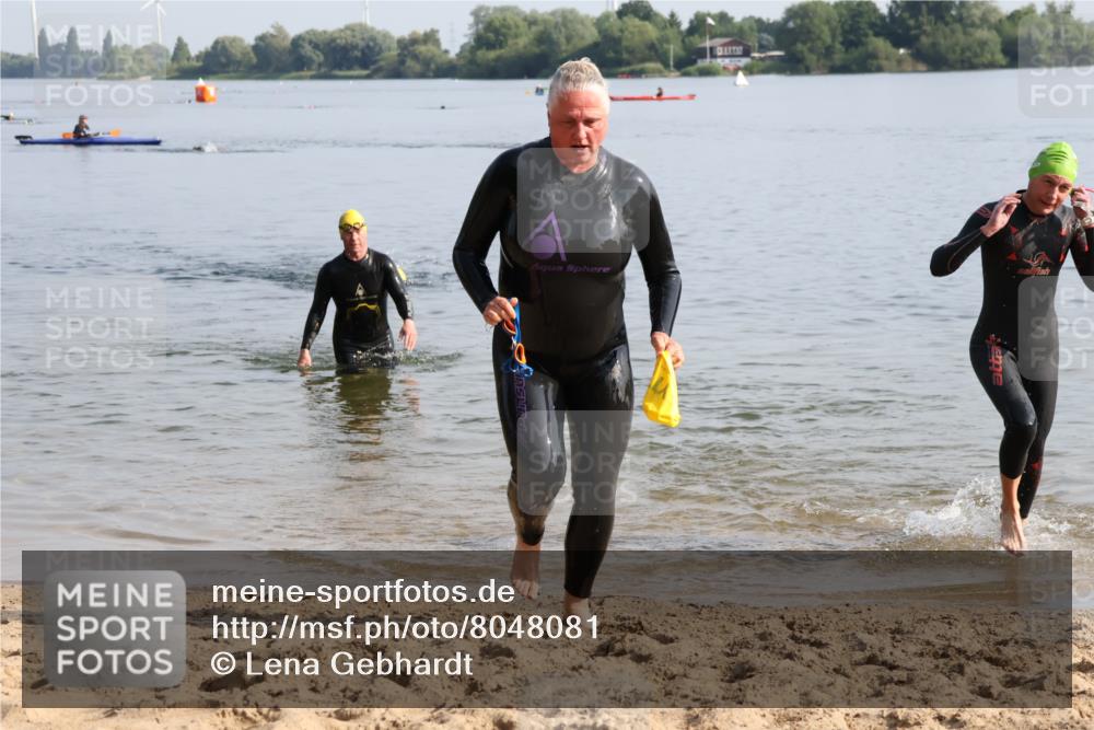 15.06.2025 - 27. Vierlanden-Triathlon Lena Gebhardt http://msf.ph/oto/8048081 15.06.2025 08:58:49 Schwimmen 208, 236 meine-sportfotos.de