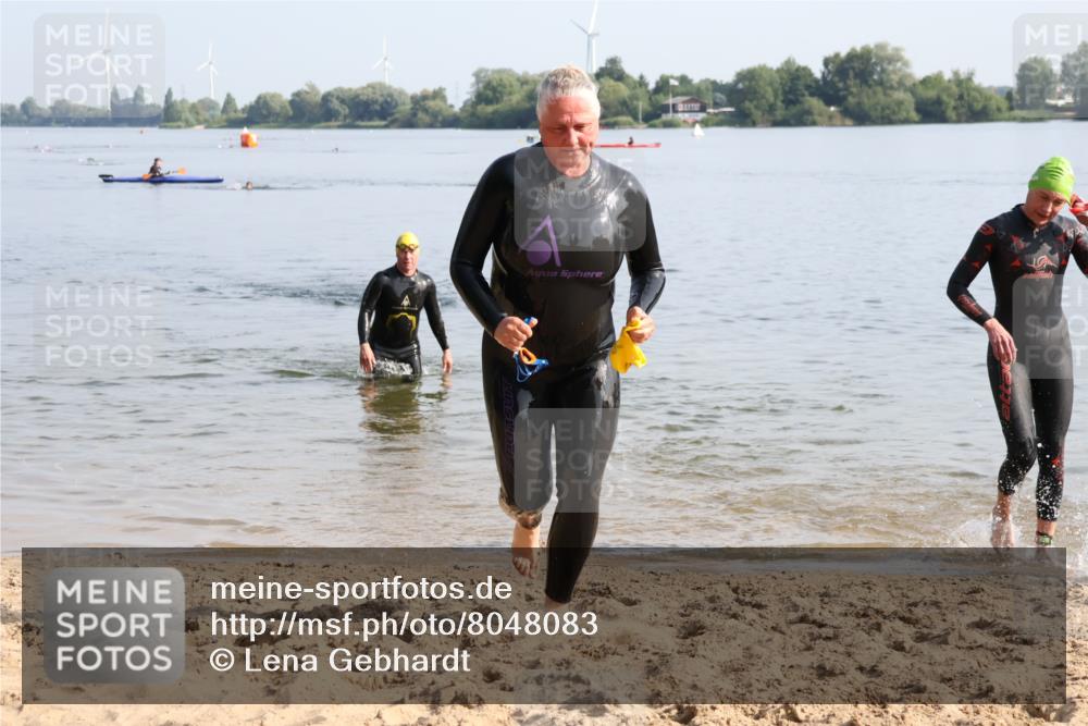 15.06.2025 - 27. Vierlanden-Triathlon Lena Gebhardt http://msf.ph/oto/8048083 15.06.2025 08:58:49 Schwimmen 208, 236 meine-sportfotos.de