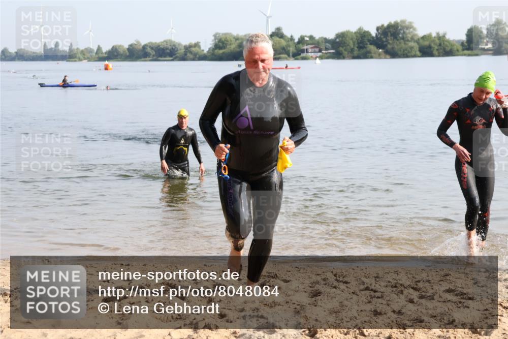 15.06.2025 - 27. Vierlanden-Triathlon Lena Gebhardt http://msf.ph/oto/8048084 15.06.2025 08:58:49 Schwimmen 208, 236 meine-sportfotos.de