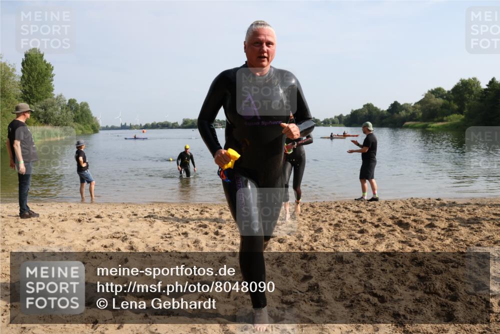 15.06.2025 - 27. Vierlanden-Triathlon Lena Gebhardt http://msf.ph/oto/8048090 15.06.2025 08:58:52 Schwimmen 208, 235, 236 meine-sportfotos.de