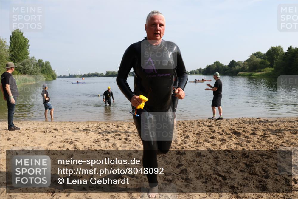 15.06.2025 - 27. Vierlanden-Triathlon Lena Gebhardt http://msf.ph/oto/8048092 15.06.2025 08:58:52 Schwimmen 208, 235, 236 meine-sportfotos.de