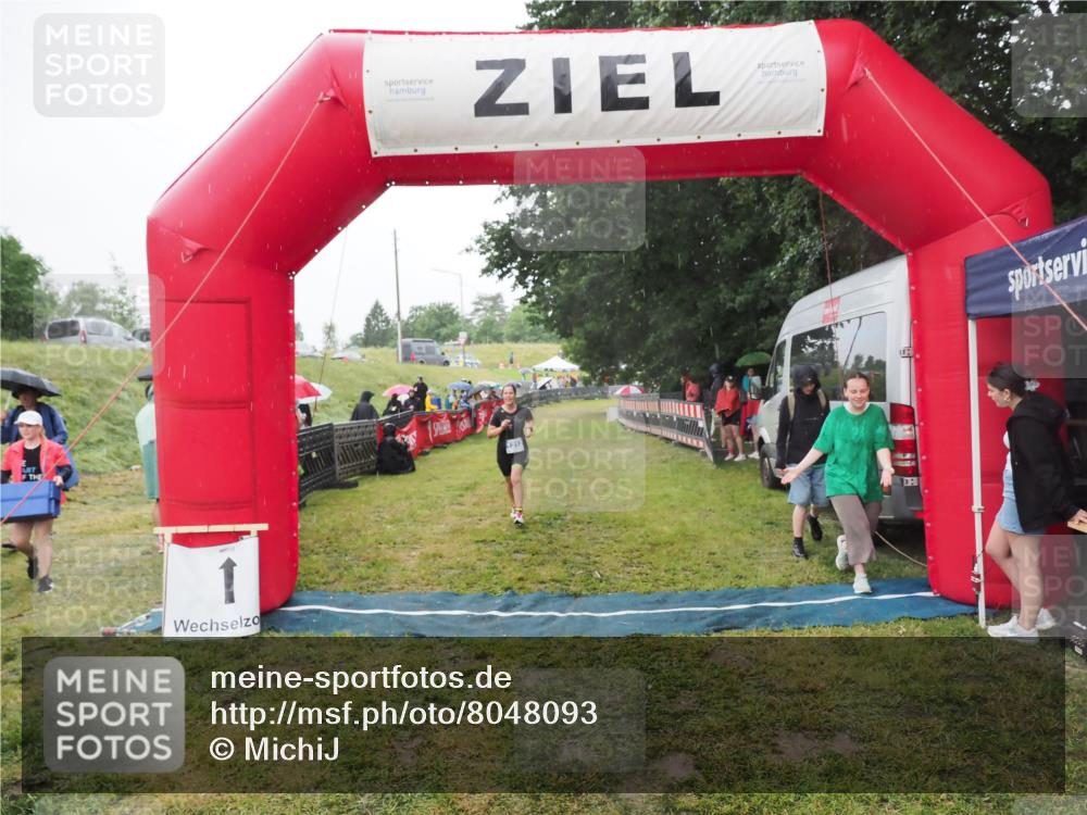 21.06.2025 - 27. Vierlanden-Triathlon MichiJ http://msf.ph/oto/8048093 15.06.2026 14:18:02 Ziel 1212 meine-sportfotos.de