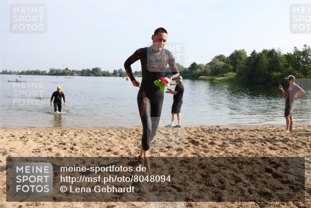 15.06.2025 - 27. Vierlanden-Triathlon Lena Gebhardt http://msf.ph/oto/8048094 15.06.2025 08:58:53 Schwimmen 208, 235, 236 meine-sportfotos.de