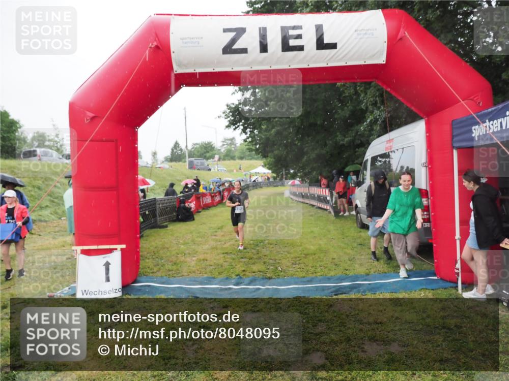 21.06.2025 - 27. Vierlanden-Triathlon MichiJ http://msf.ph/oto/8048095 15.06.2026 14:18:02 Ziel 1212 meine-sportfotos.de