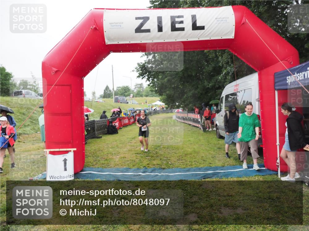21.06.2025 - 27. Vierlanden-Triathlon MichiJ http://msf.ph/oto/8048097 15.06.2026 14:18:02 Ziel 1212 meine-sportfotos.de