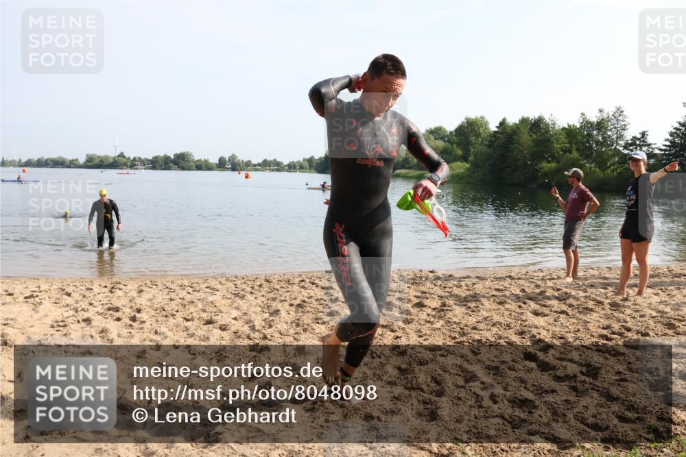 15.06.2025 - 27. Vierlanden-Triathlon Lena Gebhardt http://msf.ph/oto/8048098 15.06.2025 08:58:54 Schwimmen 208, 235, 236 meine-sportfotos.de