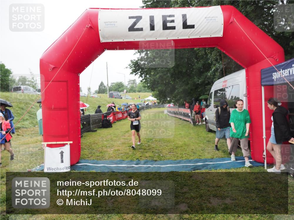 21.06.2025 - 27. Vierlanden-Triathlon MichiJ http://msf.ph/oto/8048099 15.06.2026 14:18:02 Ziel 1212 meine-sportfotos.de