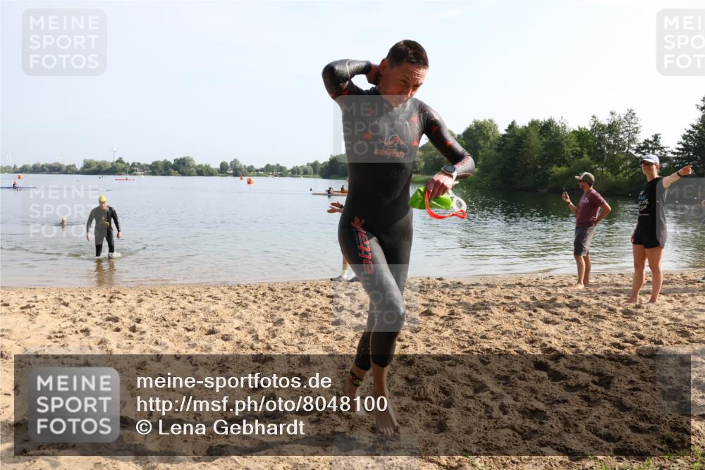 15.06.2025 - 27. Vierlanden-Triathlon Lena Gebhardt http://msf.ph/oto/8048100 15.06.2025 08:58:54 Schwimmen 208, 235, 236 meine-sportfotos.de