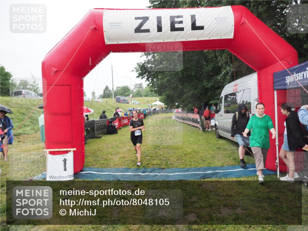 21.06.2025 - 27. Vierlanden-Triathlon MichiJ http://msf.ph/oto/8048105 15.06.2026 14:18:03 Ziel 1212 meine-sportfotos.de