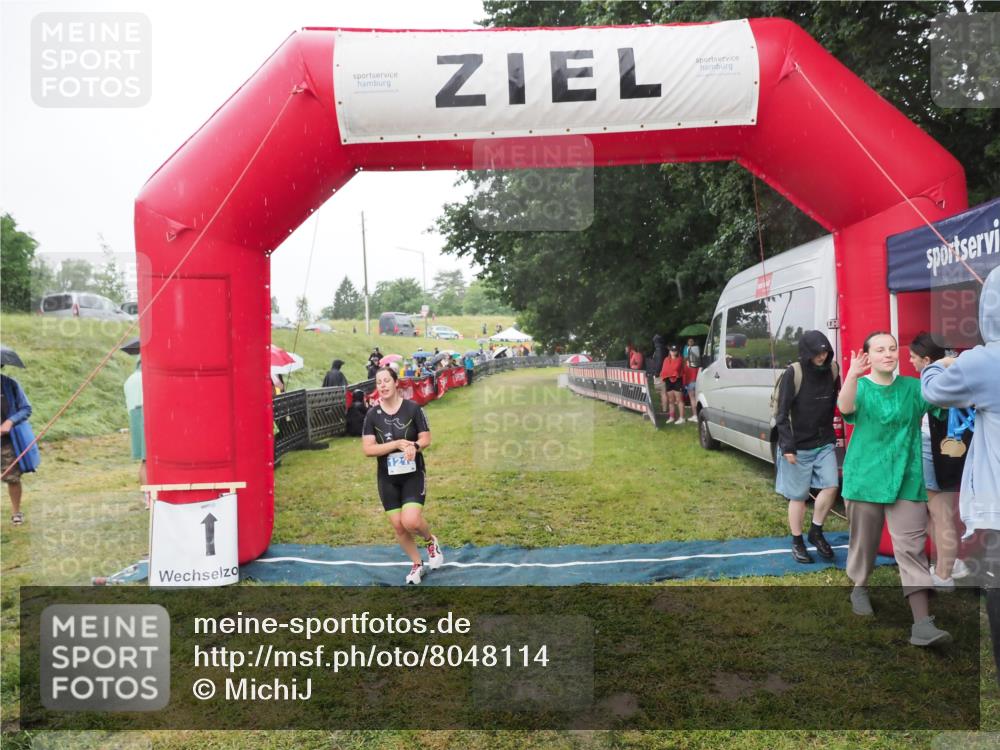 21.06.2025 - 27. Vierlanden-Triathlon MichiJ http://msf.ph/oto/8048114 15.06.2026 14:18:03 Ziel 1212 meine-sportfotos.de