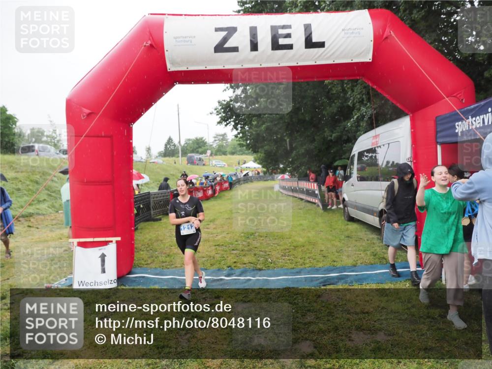 21.06.2025 - 27. Vierlanden-Triathlon MichiJ http://msf.ph/oto/8048116 15.06.2026 14:18:03 Ziel 1212 meine-sportfotos.de