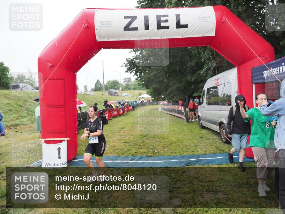 21.06.2025 - 27. Vierlanden-Triathlon MichiJ http://msf.ph/oto/8048120 15.06.2026 14:18:04 Ziel 1212 meine-sportfotos.de