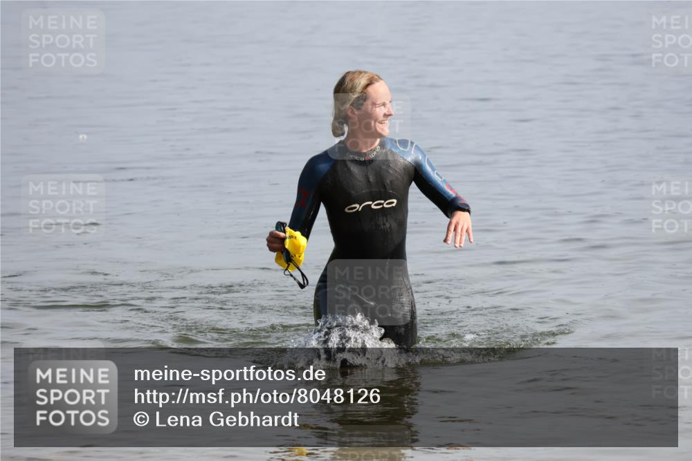15.06.2025 - 27. Vierlanden-Triathlon Lena Gebhardt http://msf.ph/oto/8048126 15.06.2025 08:59:03 Schwimmen 227, 235 meine-sportfotos.de