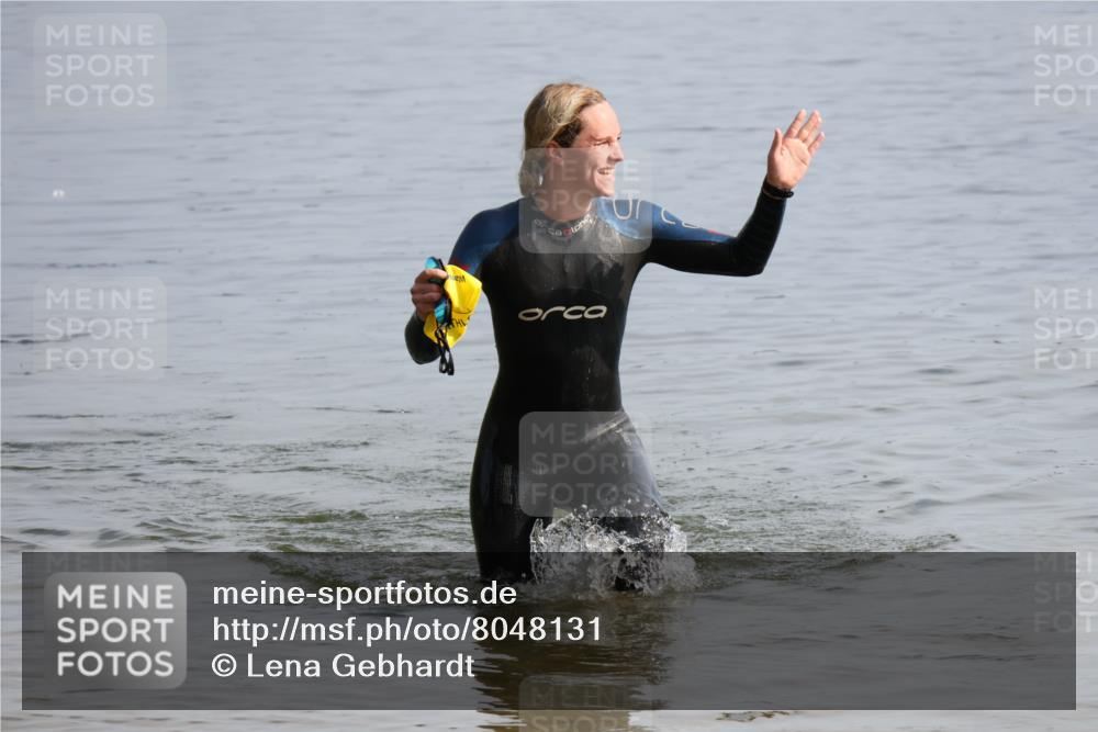 15.06.2025 - 27. Vierlanden-Triathlon Lena Gebhardt http://msf.ph/oto/8048131 15.06.2025 08:59:04 Schwimmen 227, 235 meine-sportfotos.de