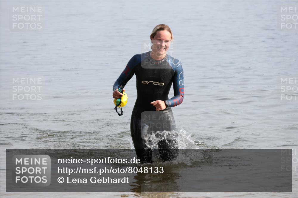 15.06.2025 - 27. Vierlanden-Triathlon Lena Gebhardt http://msf.ph/oto/8048133 15.06.2025 08:59:05 Schwimmen 227, 235 meine-sportfotos.de