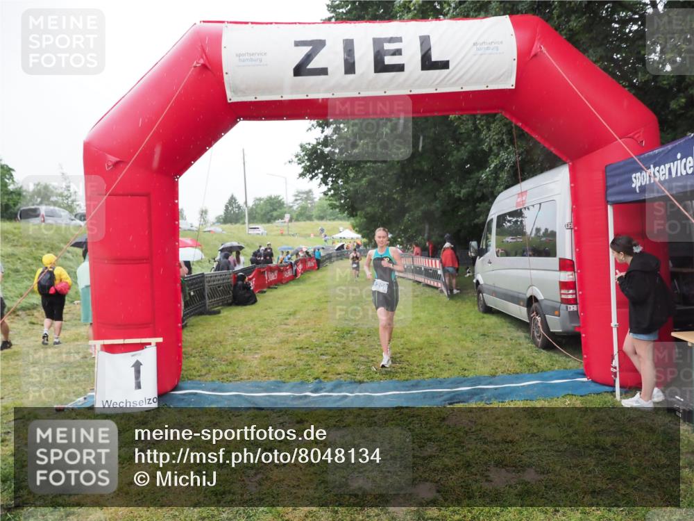 21.06.2025 - 27. Vierlanden-Triathlon MichiJ http://msf.ph/oto/8048134 15.06.2026 14:18:25 Ziel 1208 meine-sportfotos.de