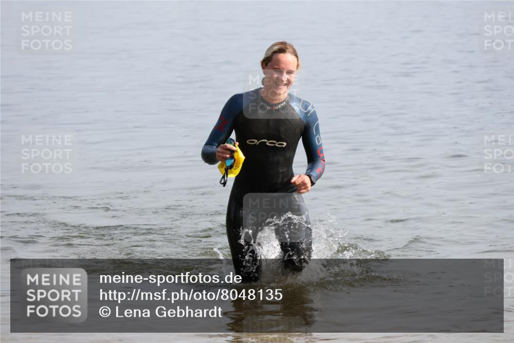 15.06.2025 - 27. Vierlanden-Triathlon Lena Gebhardt http://msf.ph/oto/8048135 15.06.2025 08:59:05 Schwimmen 227, 235 meine-sportfotos.de