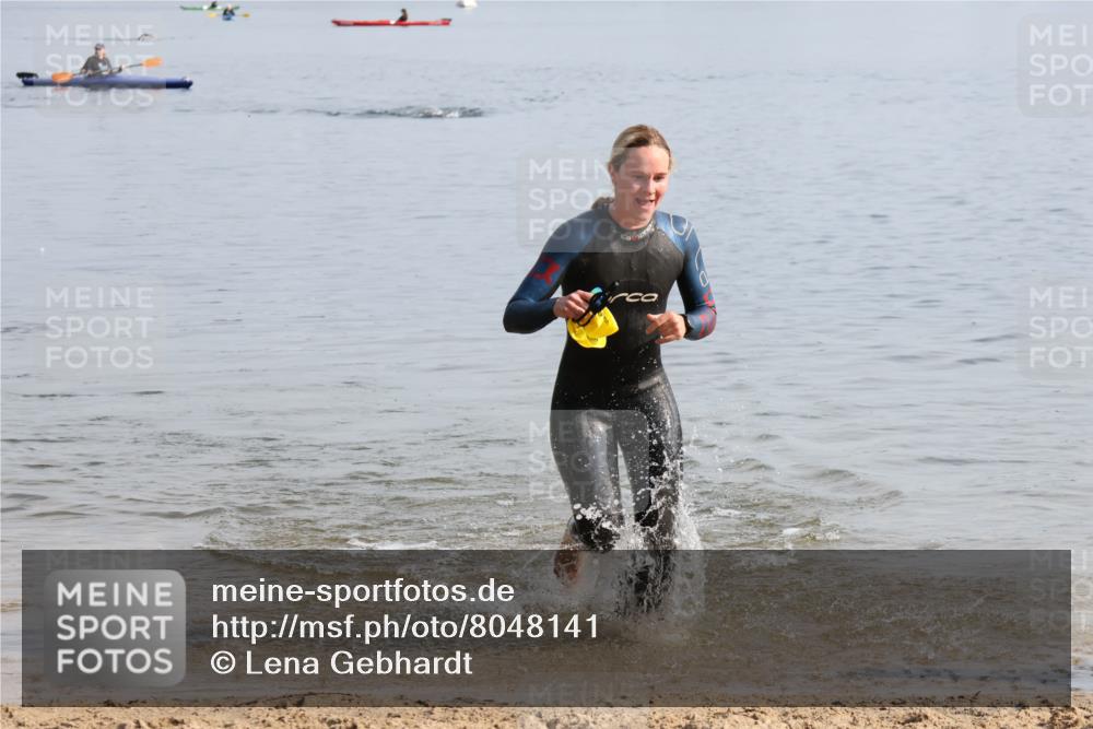 15.06.2025 - 27. Vierlanden-Triathlon Lena Gebhardt http://msf.ph/oto/8048141 15.06.2025 08:59:07 Schwimmen 227, 235 meine-sportfotos.de