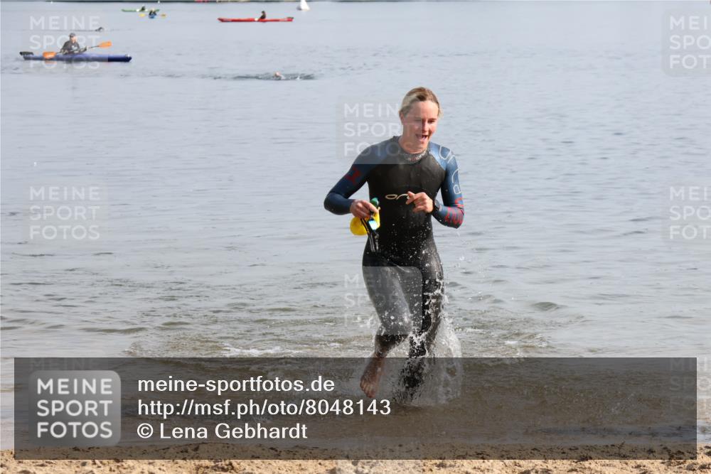 15.06.2025 - 27. Vierlanden-Triathlon Lena Gebhardt http://msf.ph/oto/8048143 15.06.2025 08:59:07 Schwimmen 227, 235 meine-sportfotos.de