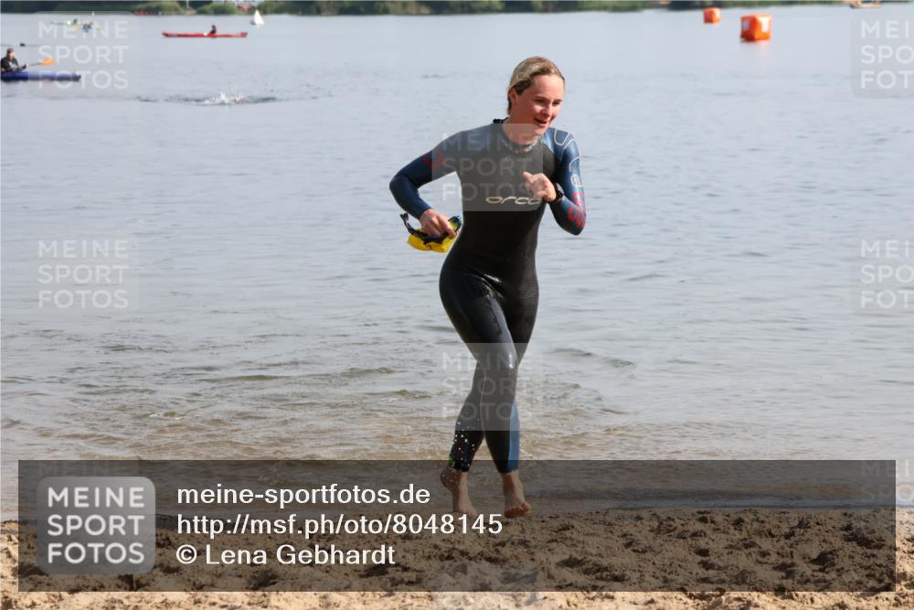 15.06.2025 - 27. Vierlanden-Triathlon Lena Gebhardt http://msf.ph/oto/8048145 15.06.2025 08:59:07 Schwimmen 227, 235 meine-sportfotos.de