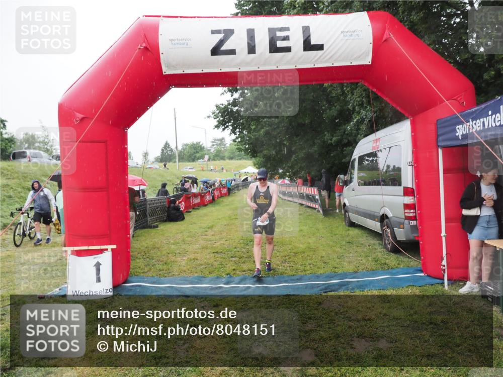 21.06.2025 - 27. Vierlanden-Triathlon MichiJ http://msf.ph/oto/8048151 15.06.2026 14:18:32 Ziel 1208, 1272 meine-sportfotos.de